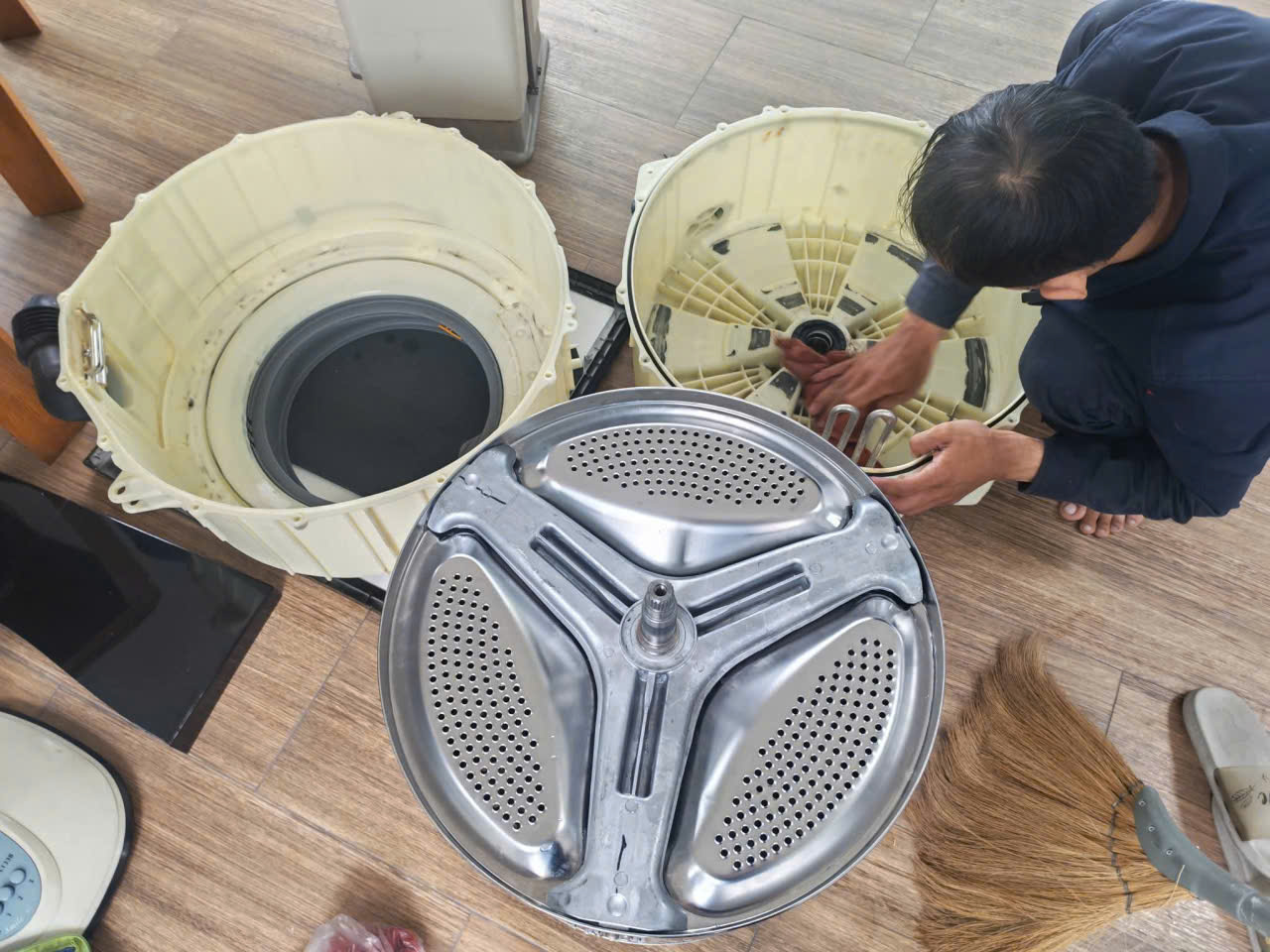 Ảnh bổ sung thiết bị được tháo lắp để kiểm tra cụm lồng